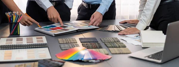 一组专业的室内设计人员和建筑师一起工作 为室内设计或翻新设计和选择办公室的色彩样品 — 图库照片