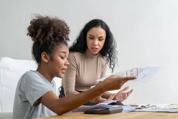 Gestresste Afro Amerikaanse Vrouwen Heeft Financiële Problemen Met Credit Card — Stockfoto