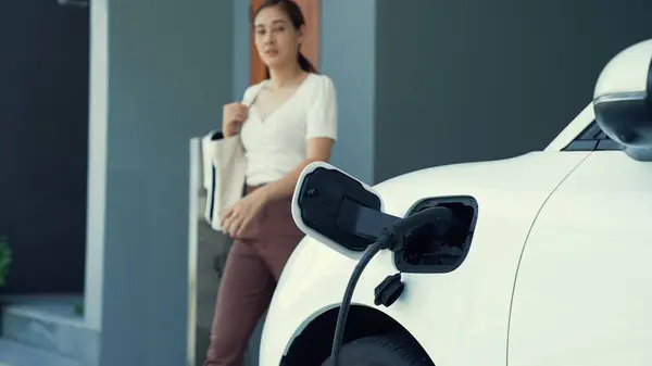 Woman Unplugs Electric Vehicles Charger His Residence Concept Use Electric — Stock Photo, Image