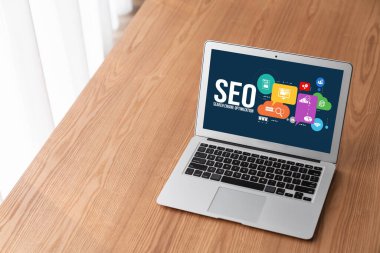 Model e-ticaret için SEO arama motoru optimizasyonu ve bilgisayar ekranında gösterilen çevrimiçi perakende işi