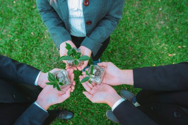 Sürdürülebilir para büyütme yatırımı kavramı ile cam kavanoz dolusu para tasarrufu madeni paraları doğa ve sağlıklı emeklilik ile beslenen çevre dostu finansal yatırım olarak kabul edilir. Döngü