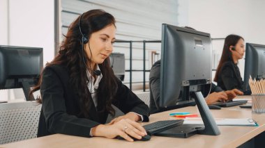 Ofiste çalışan kulaklık takan işadamları uzak müşteri ya da meslektaşlarını desteklemek için çalışıyorlar. Çağrı merkezi, tele pazarlama, müşteri destek acentesi telefon görüşmesinde hizmet sağlıyor. Jivy