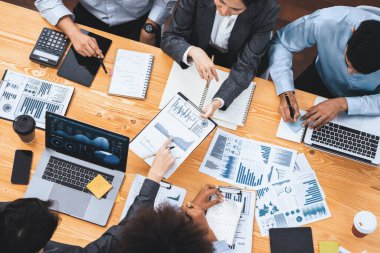 Çok ırklı analist ekibi toplantıdaki finansal verileri analiz etmek için BI Fintech yazılımı kullanıyor. Üst görünüm finans paneli veri ekranında pazarlama göstergesi için analiz edilmiş grafikle birlikte. Uyum