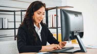 Ofiste çalışan kulaklık takan işadamları uzak müşteri ya da meslektaşlarını desteklemek için çalışıyorlar. Çağrı merkezi, tele pazarlama, müşteri destek acentesi telefon görüşmesinde hizmet sağlıyor. Jivy