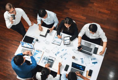 Üst düzey analist ekibi toplantı odasındaki mali verileri analiz etmek için BI Fintech 'i kullanıyor. İş anlayışı ve stratejik pazarlama planlaması için kağıt üzerinde analitik BI gösterge paneli. Tedbirli