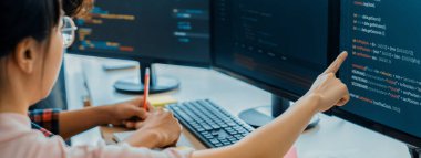 Genç yetenekli web geliştiricisi bilgisayar modern ofis şirketinde program kodu sergilerken not alan kadın programcı. Java betiği, web tasarım konsepti. Filizlenen.