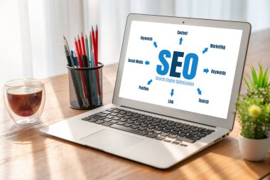 Model e-ticaret için SEO arama motoru optimizasyonu ve bilgisayar ekranında gösterilen çevrimiçi perakende işi