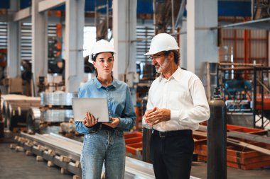 Fabrika müdürü ya da yöneticisi metal fabrikası turuna çıkıyor ve mühendislik denetçisi olarak ağır çelik endüstriyel makine gösterisi liderlik kalitesini denetliyor. Örnek gösteriliyor