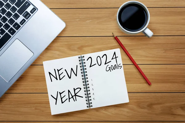 2024新年快乐目标列表和计划设定 商务办公室写字台 上面有笔记本 说明新年目标的计划列表和计划设定 变革与幸福的概念 — 图库照片