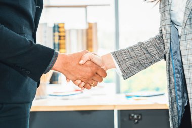 Şirket ofisindeki iş adamlarının el sıkışması finansal bir anlaşmayla ilgili profesyonel bir anlaşma olduğunu gösteriyor. Jivy