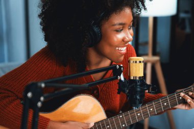 Güzel Afrikalı kadın etkilerinin portre sunucusu kanalı yayında gitar çalarak şarkı söylüyor. Canlı sosyal medyada müzik blogcusu zamanı. Ses yaratıcısı kavramı. Tatlandırıcı.