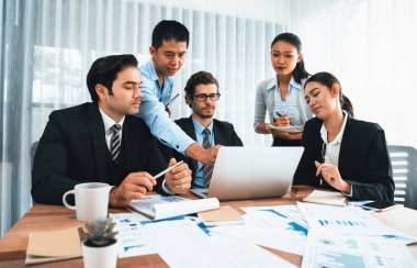 Ofis masasındaki finansal veri raporlarını analiz eden çeşitli bir grup iş analisti. Stratejik pazarlama planlaması için iş istihbarat analizine göre grafikler ve grafikler.