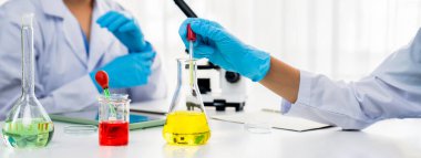 Laboratuvar araştırma ekibi, bilimsel uzmanlık ve laboratuvar ekipmanları ile sağlık hizmetlerini ilerletiyor, yeni ilaçlar araştırıyor ve laboratuvarda tedavi geliştiriyor. Panorama Katı