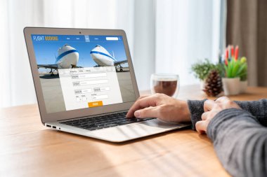 Online uçuş rezervasyon sitesi mod rezervasyon sistemi sağlar. Seyahat teknolojisi kavramı .