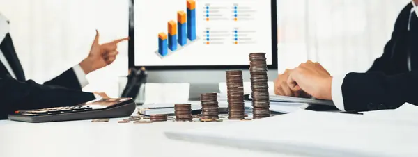 Business Intelligence Analist Gebruiken Software Laptop Financiële Gegevens Analyseren Dashboard — Stockfoto