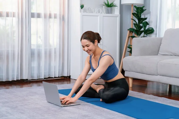 Aziatische Vrouw Sportkleding Doen Yoga Oefening Fitness Mat Als Haar — Stockfoto