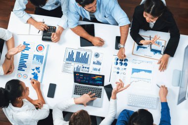 Üst düzey analist ekibi toplantı odasındaki mali verileri analiz etmek için BI Fintech 'i kullanıyor. İş anlayışı ve stratejik pazarlama planlaması için kağıt üzerinde analitik BI gösterge paneli. Tedbirli