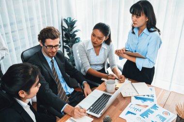 Ofis masasındaki finansal veri raporlarını analiz eden çeşitli bir grup iş analisti. Stratejik pazarlama planlaması için iş zekası analizi çizelgesi ve grafiği.