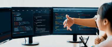 Genç profesyonel web sitesi geliştiricisi ve kooperatif bilgisayar mühendisi ekip modern toplantı odasında program yazma ve kodlama fikri üzerinde kafa yoruyor ve paylaşıyorlar. Takım çalışması konsepti. - Yakın çekim. Filizlenen.
