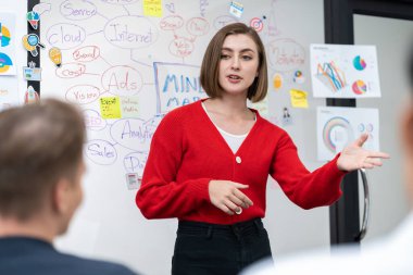 Profesyonel çekici kadın lider, modern iş toplantı odasında beyin fırtınası zihin haritalama istatistikleri ve renkli yapışkan notlar kullanarak yaratıcı pazarlama planını sunuyor. Tertemiz..