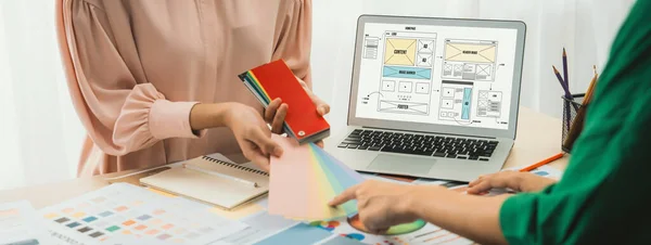 Immagine Ritagliata Interior Designer Sceglie Colore Campioni Colore Mentre Computer — Foto Stock