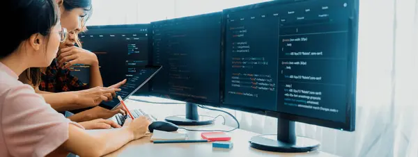 Professzionális Webfejlesztők Csoportja Beszél Adatelemzésről Míg Számítógép Képernyője Számítógépes Kódot — Stock Fotó