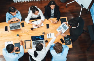 Panorama üst düzey iş analist grubu toplantı masasındaki finansal veri raporunu analiz ediyor. İş zekası analizine göre çizelge ve grafik paneli. Çok titiz.