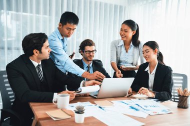 Ofis masasındaki finansal veri raporlarını analiz eden çeşitli bir grup iş analisti. Stratejik pazarlama planlaması için iş istihbarat analizine göre grafikler ve grafikler.