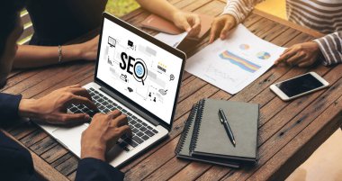Model e-ticaret için SEO arama motoru optimizasyonu ve bilgisayar ekranında gösterilen çevrimiçi perakende işi