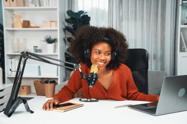 Güzel Afrikalı kadın sunucu kanalı çevrimiçi yayın yoluyla konuşuyor pazarlama öğretiyor, dinleyicileri canlı ya da çevrimiçi. İş yerindeki herhangi bir yer kavramı. Tatlandırıcı.