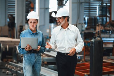 Fabrika müdürü ya da yöneticisi metal fabrikası turuna çıkıyor ve mühendislik denetçisi olarak ağır çelik endüstriyel makine gösterisi liderlik kalitesini denetliyor. Örnek gösteriliyor