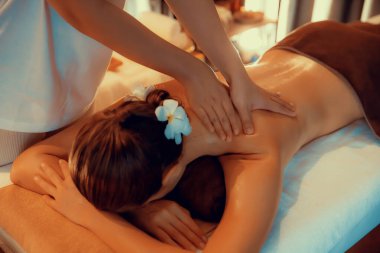 Beyaz kadın müşteri stres önleyici spa masajının keyfini çıkarıyor ve lüks otel ya da otelde sıcak mum ışığında güzellik teniyle eğleniyor. Sessiz.