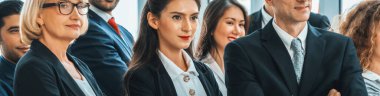 Başarılı iş adamları, işçi toplumunun güçlü ilişkilerini göstermek için bir arada duruyorlar. Modern ofiste güçlü bir takım çalışması sergileyen bir iş adamı ve iş kadını ekibi. Jivy