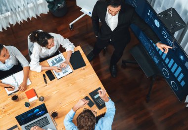 Toplantı masasındaki finansal veri raporlarını analiz eden çeşitli iş analist gruplarının geniş görüşü. İş zekası analizine göre çizelge ve grafik paneli. Çok titiz.