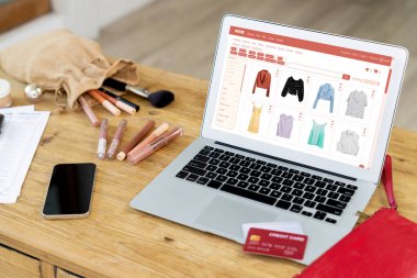 İnternet pazarından alışveriş yapan kadın modern yaşam tarzı için satış malzemeleri arıyor ve önemli siber güvenlik yazılımları tarafından korunan cüzdandan çevrimiçi ödeme için kredi kartı kullanıyor