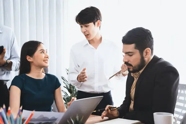 Professionell Asiatisk Anställd Arbetar Tillsammans Som Team Företagets Kontor Diskutera — Stockfoto
