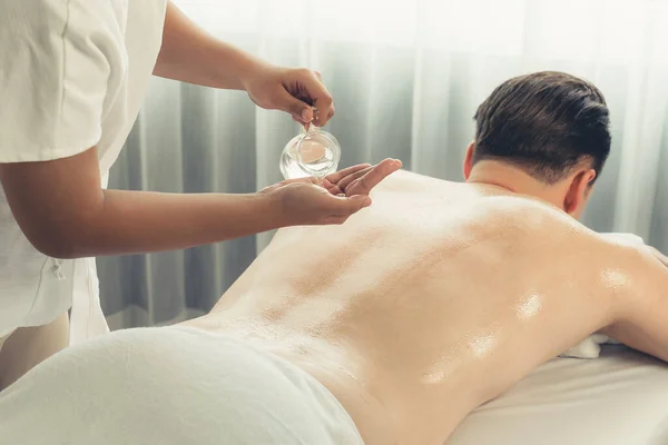 Mani Massaggiatore Versano Olio Aroma Uomo Indietro Massaggiatrice Preparare Procedura — Foto Stock