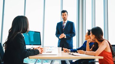 Konferans odasındaki iş adamları yeşil ekran krom anahtar televizyonlu ya da ofis masasında bilgisayar olan kişiler. Çeşitli iş adamları ve iş kadınları video konferansında görüşüyorlar. Jivy