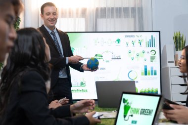 İş adamı lider, CO2 emisyonunu azaltmak ve kurumsal çevre düzenlemeleri ile daha yeşil bir gelecek için sürdürülebilir ekoloji oluşturmak amacıyla çevre dostu uygulamalar hakkında sunum yaptı. Antika