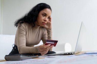 Stresli genç kadının kredi kartı borçlarıyla ilgili mali sorunları var. Kötü kişisel para ve mortgage ödeme yönetimi krizi kavramını çok önemli ölçüde karşılıyor. Üzgün ve mutsuz