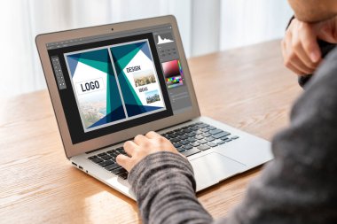Web sayfasının modern tasarımı ve bilgisayar ekranında gösterilen ticari reklamlar için grafiksel tasarımcı yazılımı