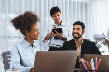 Mutlu iş adamları birlikte çalışır, şirket ofisinde tartışırlar. Profesyonel ve çeşitlilik takım çalışması iş planını bilgisayarda tartışır. Modern çok kültürlü ofis çalışanı. Uyum