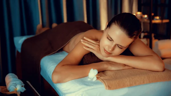 Kaukaska Klientka Ciesząca Się Relaksującym Antystresowym Masażem Spa Rozpieszczającym Wypoczynkiem — Zdjęcie stockowe