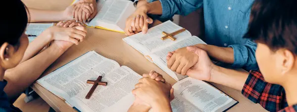 人们在圣经书上的木制教堂里手拉手祈祷 同时与信仰手拉手 希望的概念 上帝祝福的概念 萌芽状态 — 图库照片