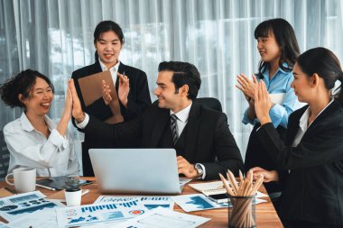 Bir grup mutlu iş adamı beşlik bir jest ve başarılı bir takım çalışması yapıyor. Çeşitli yarış bürosu çalışanları şirket ofisinde pazarlama planlamasında ilerleme kaydettikten sonra kutlama yapıyorlar. Habiliment