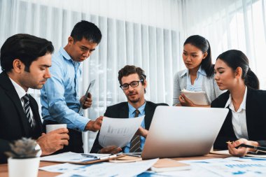 Ofis masasındaki finansal veri raporlarını analiz eden çeşitli bir grup iş analisti. Stratejik pazarlama planlaması için iş zekası analizi çizelgesi ve grafiği.