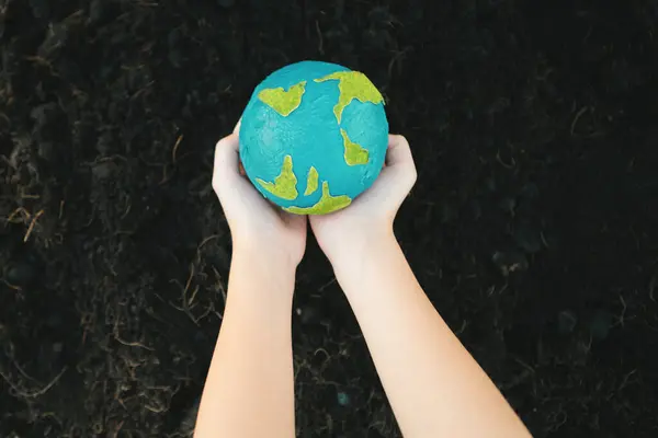 Les Jeunes Garçons Tiennent Planète Terre Globe Sur Fond Sol — Photo