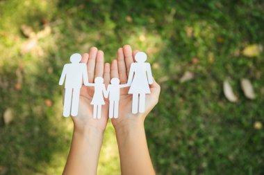 Elinde tutulan kağıt aile ikonunun arka planı, modern ailenin çevre dostu yaşam tarzına olan bağlılığı ve çocuklarına sürdürülebilir yaşam tarzını sembolize ediyor. Döngü