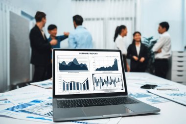 BI Fintech 'in analitik veri tabanı bilgisayarında bulanık arkaplandaki finansal verileri analiz etmek için görüntülenmiş iş adamlarının iş planlamasında içgörü gücü analizi.