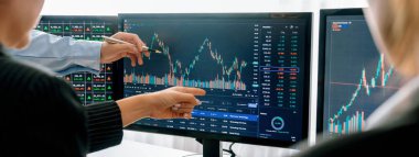 Yetenekli yatırımcılardan oluşan bir grup hisse senedi yatırımını tartışıyor. İşadamları yatırım kararları almadan önce hisse senedi çizelgelerine bakarlar. Borsa ticaret konsepti. Kesilmiş görüntü. - Yakın çekim. Filizlenen.